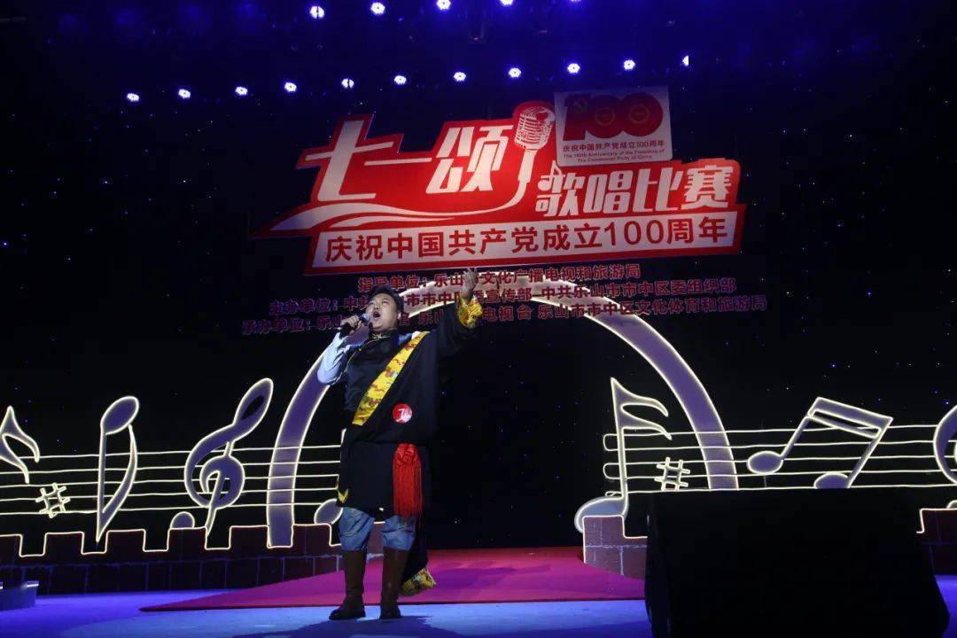 张海生唱歌比赛，声音震撼全场，激情点燃夜晚