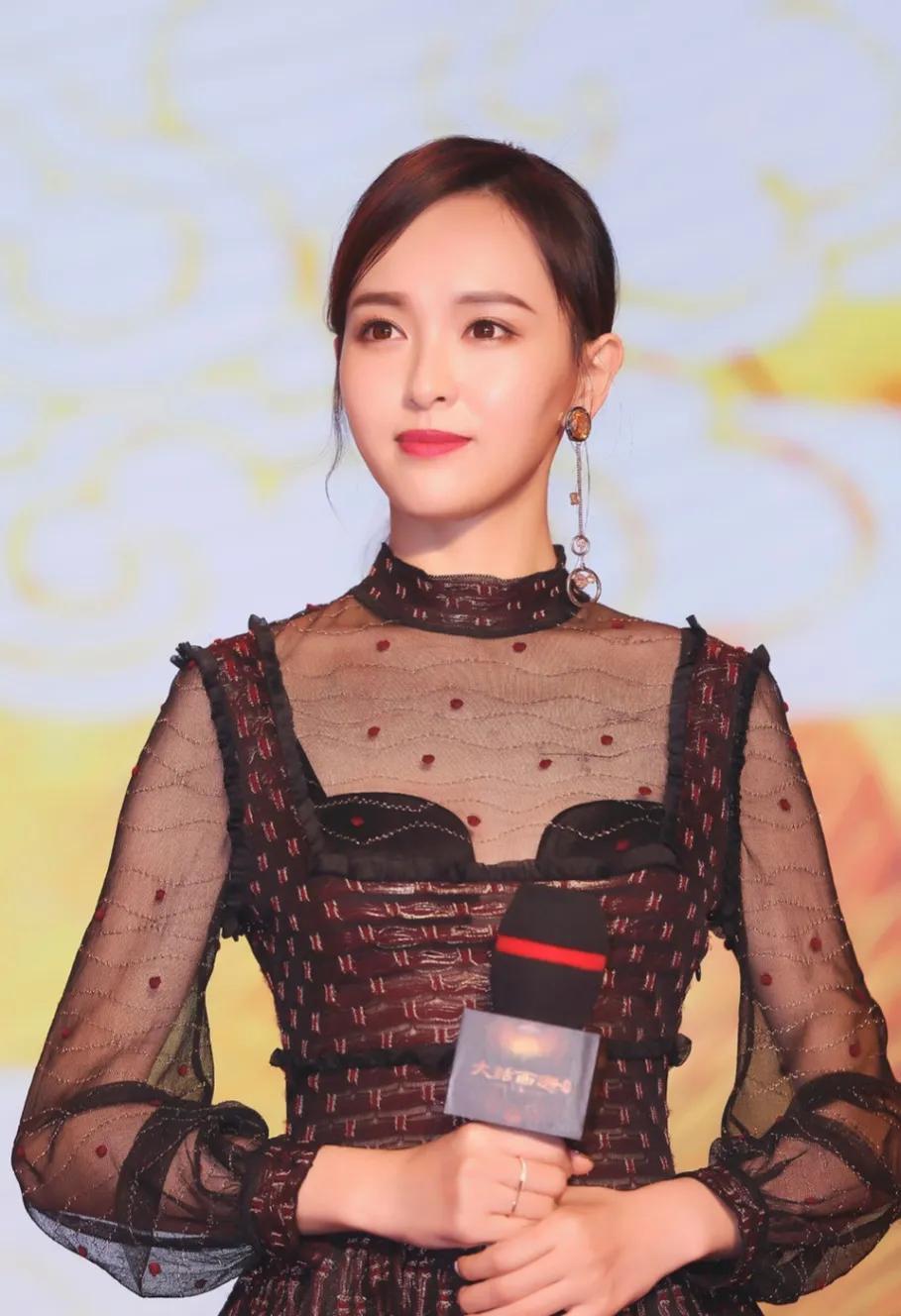 唐嫣最新美腿展示，日常小美好中的爱与陪伴