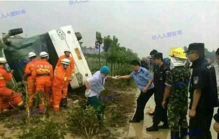 高考车翻车最新情况，高能预警下的紧急救援行动🚓🚗